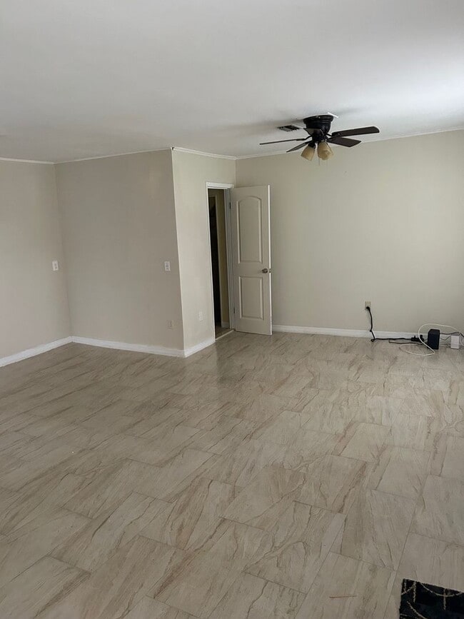 Building Photo - 4BD/2BA on the Island!