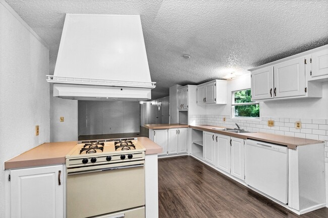 Building Photo - 19339 Forest Ln Cir