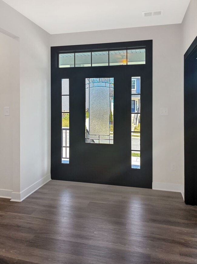 Building Photo - Modern Comfort & Style in a Prime Richmond Location