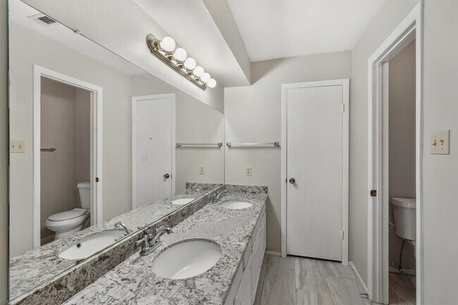 Building Photo - 10814 Sugar Hill Dr
