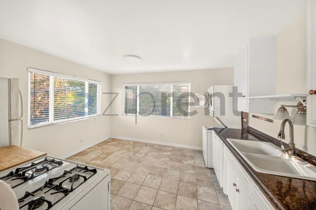 Building Photo - 705 S Pacific Coast Hwy