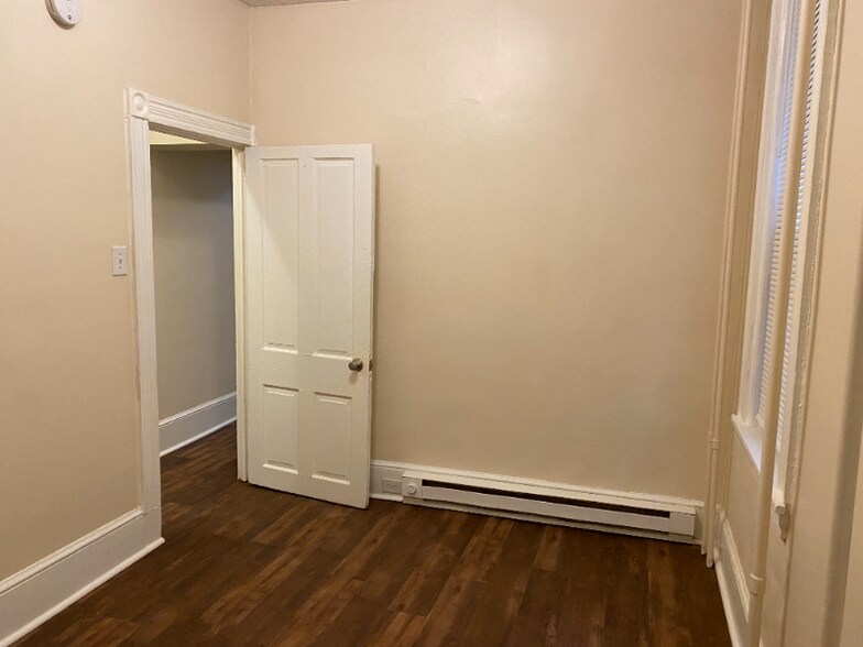 Building Photo - 428 W King St