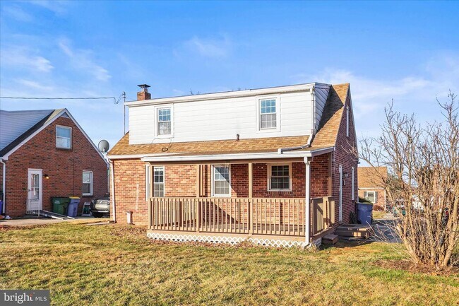 Building Photo - 3 Bedroom Brick Cape Cod in York Suburban School District!
