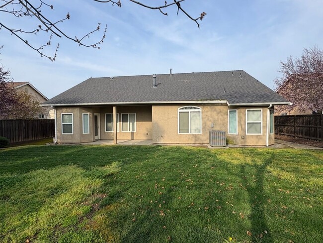 Building Photo - Spacious Tulare Home Available Now!