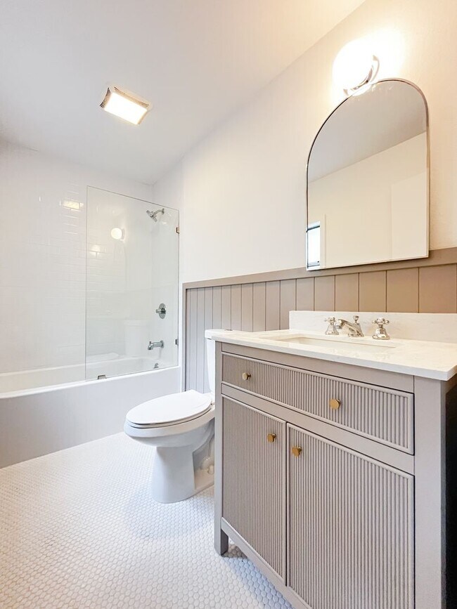 Building Photo - 2246 N Alvarado St