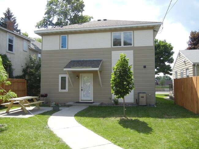 Building Photo - Charming 4-Bed Oasis with Granite Touches & Hardwood Elegance in Minneapolis!