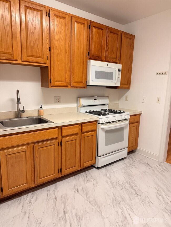 Building Photo - 616 Middlesex Ave