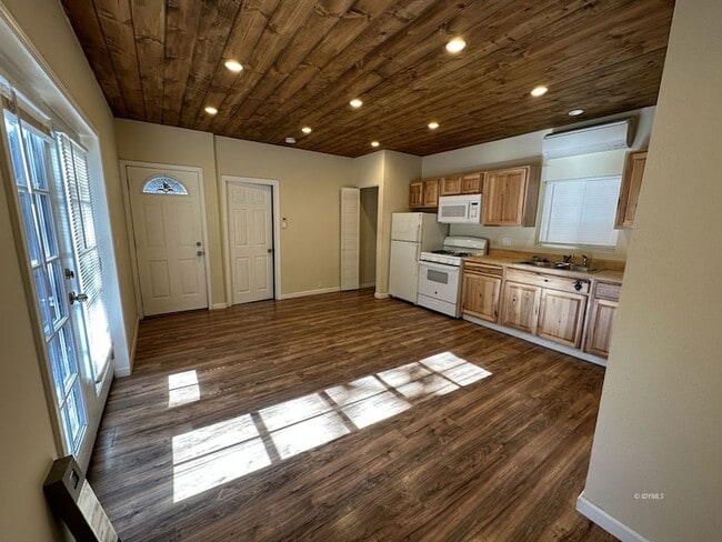 Building Photo - 25873 Cedar St