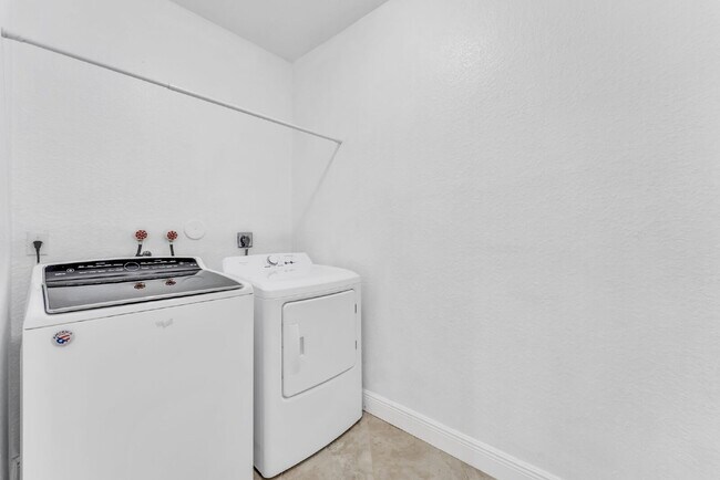 Building Photo - Stunning lakefront townhouse in gated Homestead community.