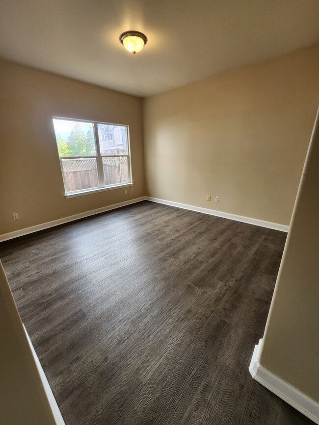 Building Photo - 521 Adina Way