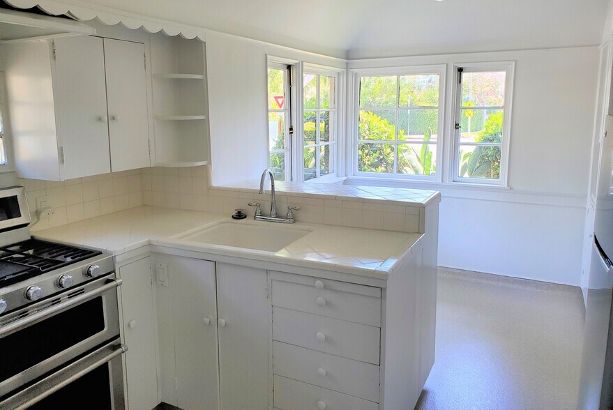 Building Photo - 8531 Rosewood Ave