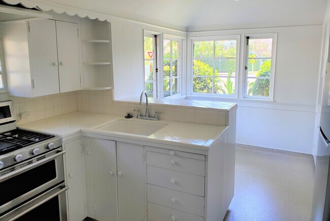 Building Photo - 8531 Rosewood Ave