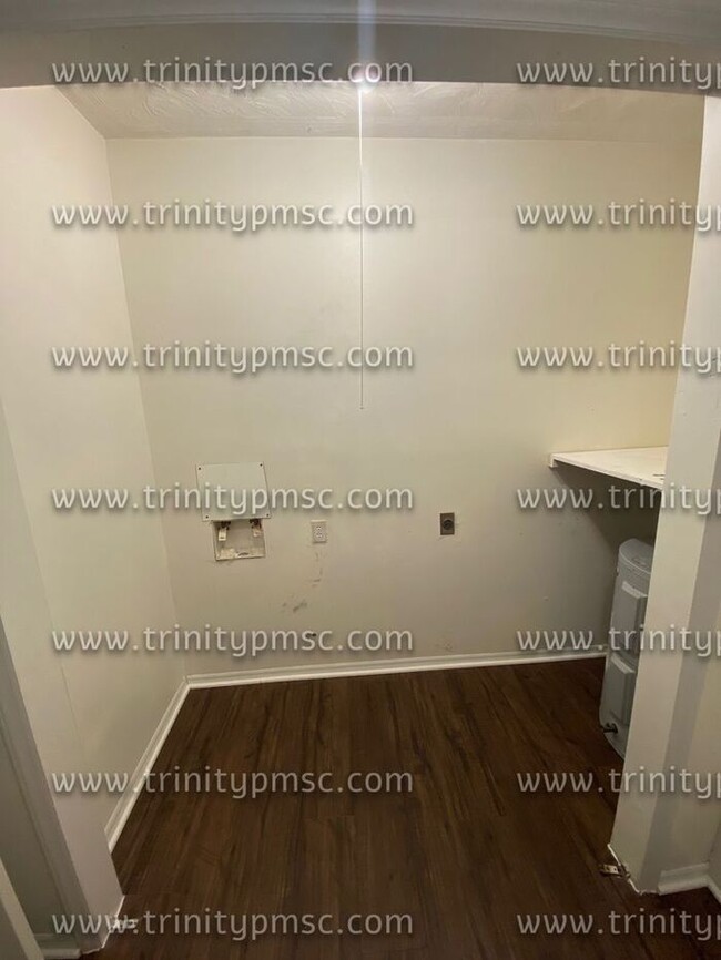 Building Photo - Freshly painted! Available now!