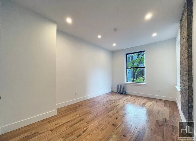 Building Photo - RIVERSIDE DRIVE / Amazing 3-Bed 1-Bath / F...