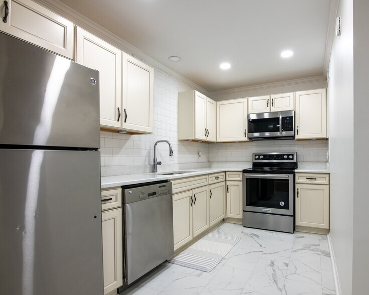 Kitchen - 500 Woodland Dr