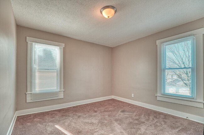 Building Photo - 921 Miller Ave