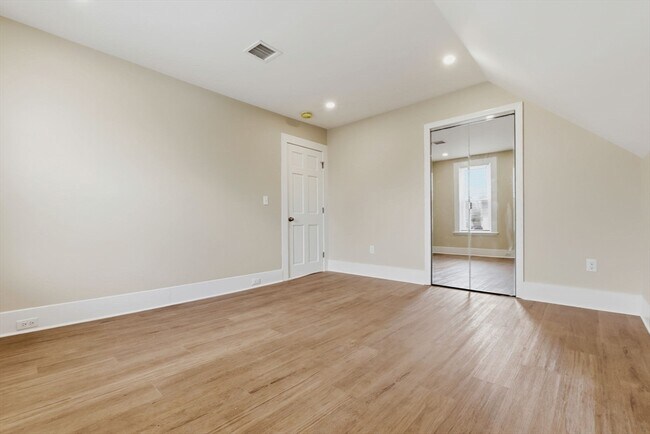 Building Photo - 142 Elliott St