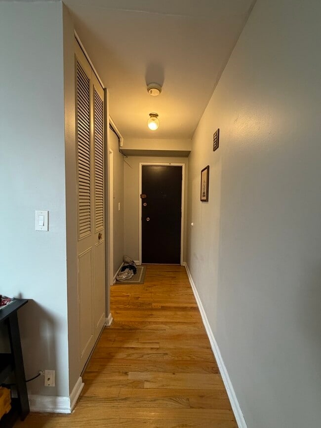 Building Photo - 541 W Oakdale Ave