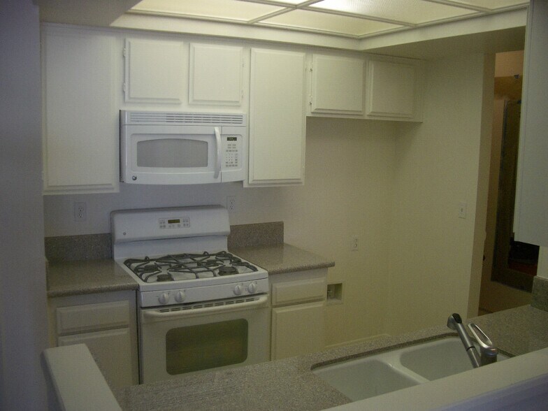 Building Photo - 7211 Cozycroft Ave