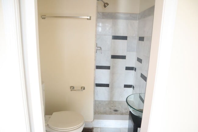 Building Photo - (Townhouse for Rent ) Simply Beautiful