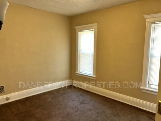 Building Photo - 102 Melrose Ave