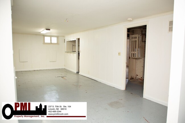 Building Photo - 4 Bedroom, 1.5 bathroom House For Rent; Av...