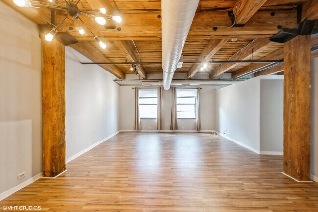 Building Photo - 225 W Huron St