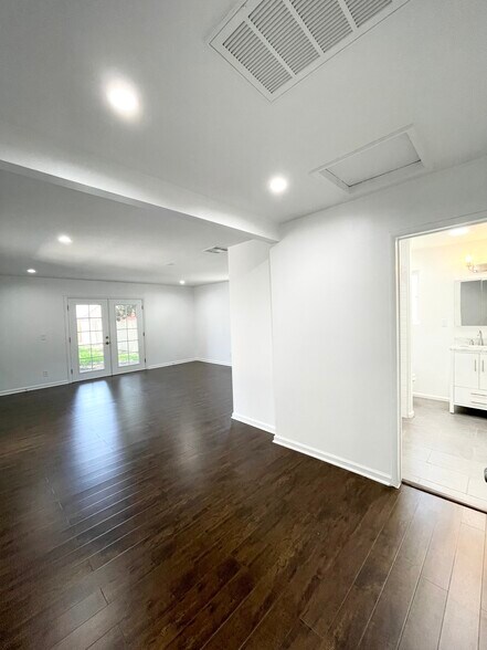 Main Bedroom with en suite bathroom - 5457 Beck Ave