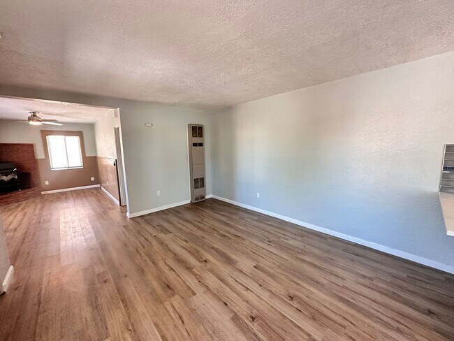 Building Photo - 2120 La Veta Dr