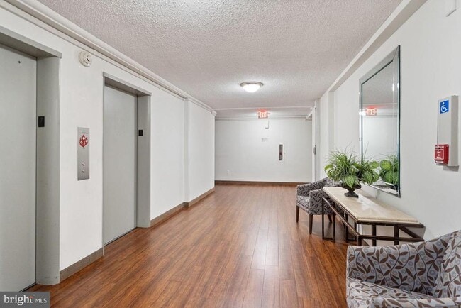 Building Photo - 6641 Wakefield Dr