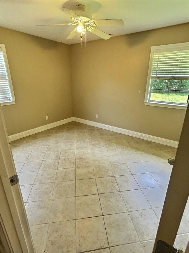 Building Photo - 3 Bedroom home located in the Golf Cart Di...