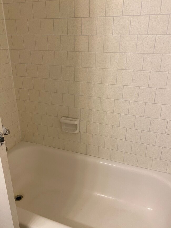 Tub - 3101 S Manchester St