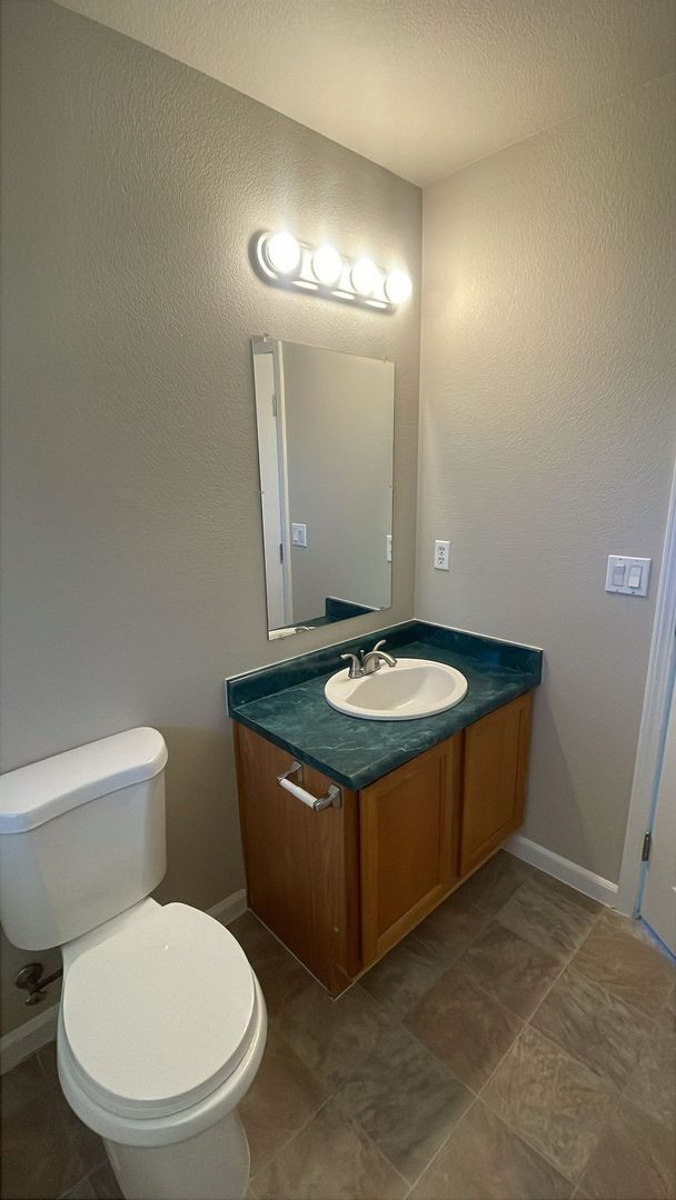 Building Photo - 2120 Country Club Dr