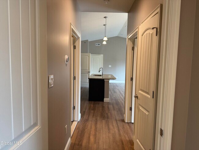 Building Photo - 48 Bavarian Wy