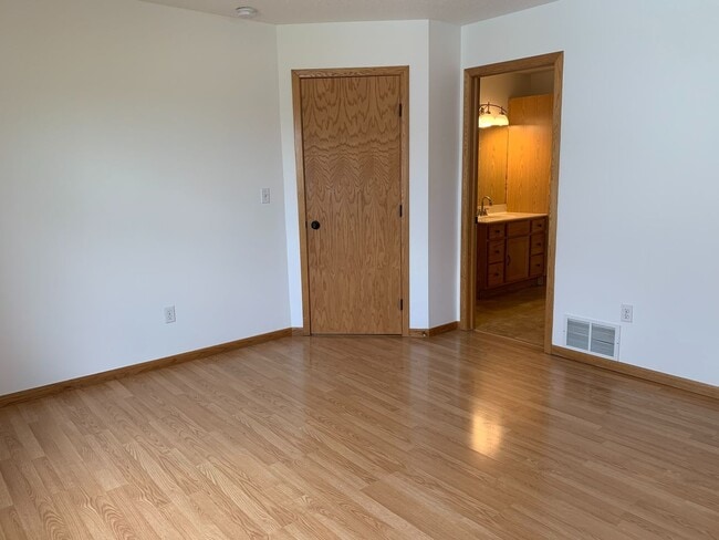 Building Photo - 3 Bedroom Twinhome