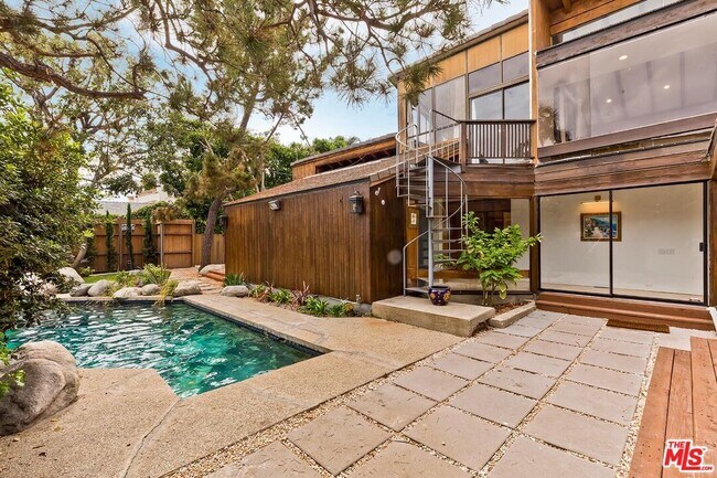 Building Photo - 515 N Roxbury Dr