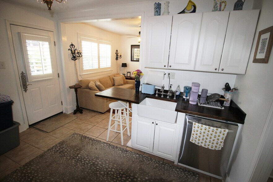 Building Photo - 150 Labarre Dr