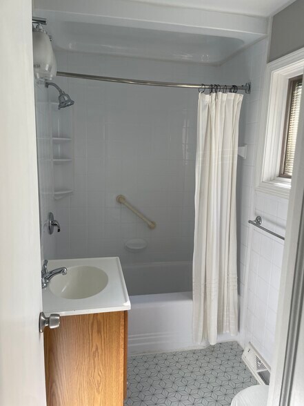 Building Photo - 2850 Northglen Dr