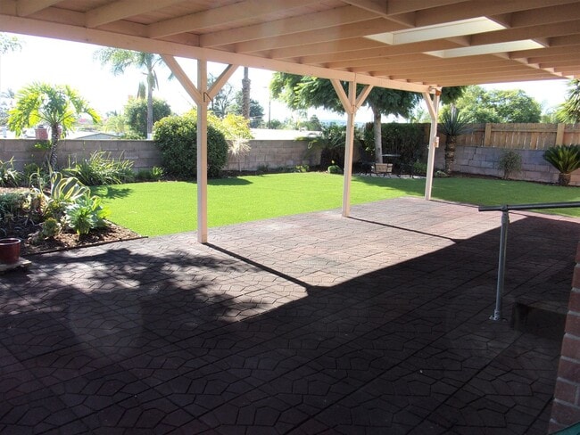 Building Photo - 4bedrm 2 1/2 bath house with yard & garage...