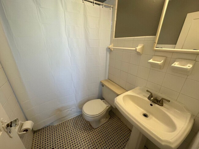 Building Photo - Downstairs unit DOWNTOWN TALLAHASSEE!!!