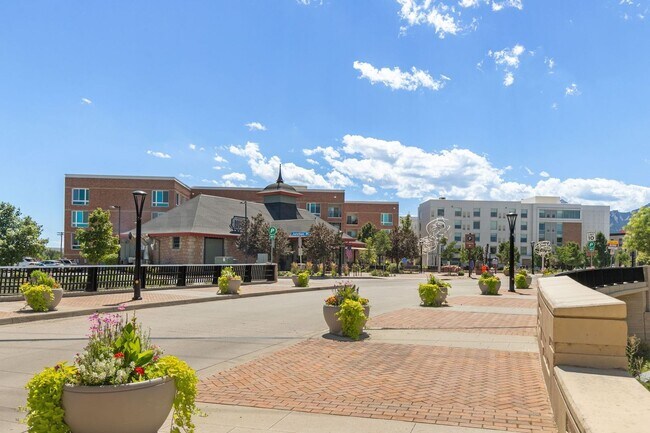 Building Photo - 2 Bed 2 Bath Condo With Mountain Views In Recently Developed Steel Yards Neighborhood.