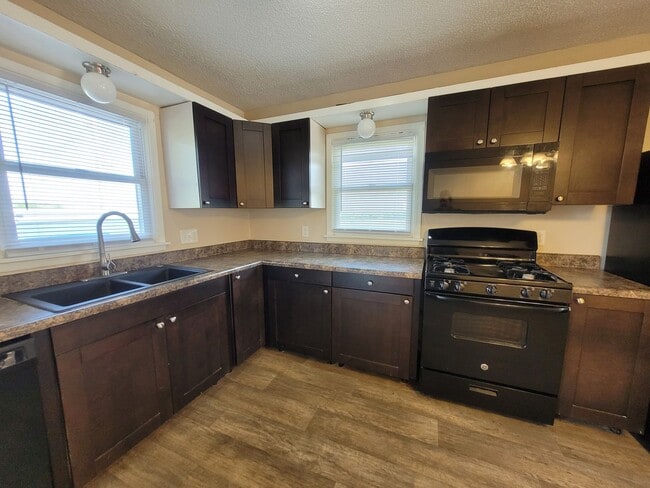 Primary Photo - 2 Bedroom, 1 Bathroom Home 5 Minutes from Downtown!