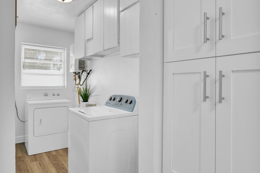 Building Photo - 702 Sunset Dr