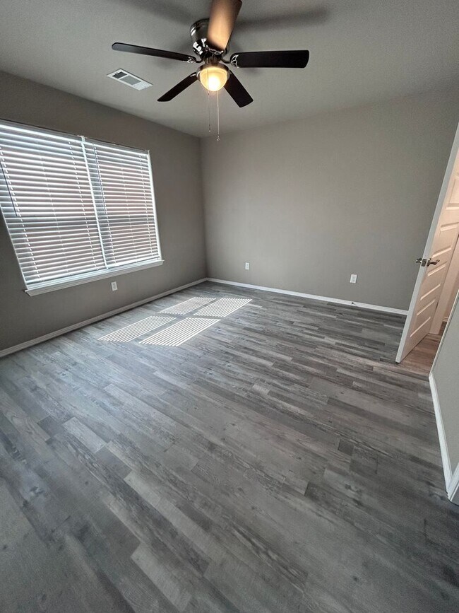 Building Photo - Maple Ridge Duplex