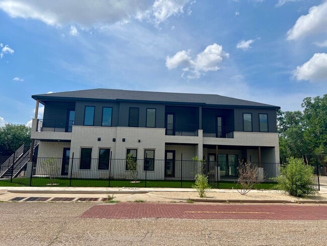 Building Photo - The Court At Overton