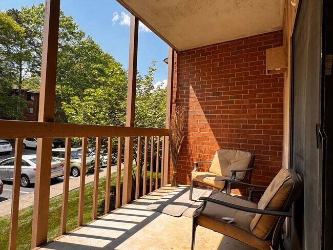 Building Photo - Turtle Creek 2 bedroom/2 Bath Condo available- enjoy the pool this summer! Walk to Stonefield!