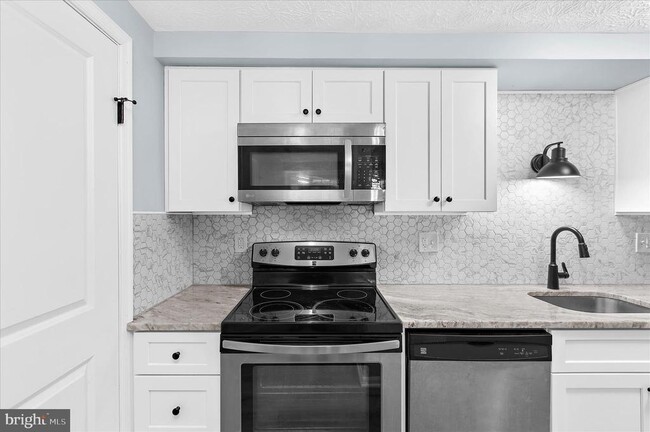 Building Photo - 696 Southern Hills Dr
