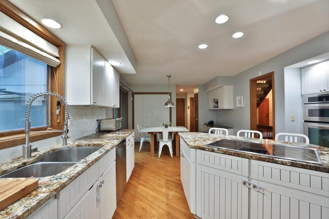 Building Photo - 668 Eagle Ridge