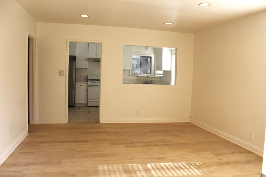 Building Photo - 14323 Burbank Blvd