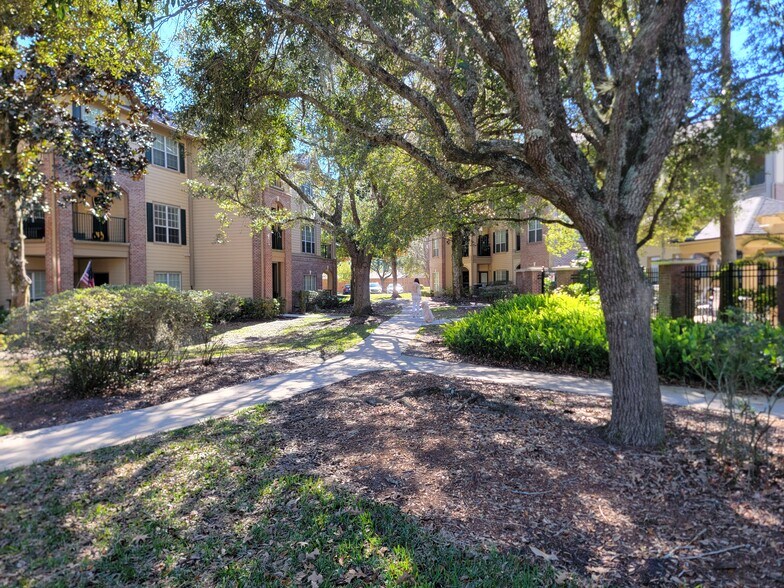 Building Photo - 7800 Point Meadows Dr